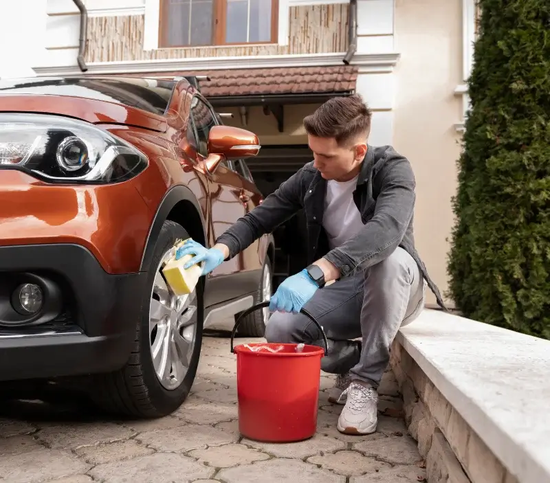 Lavage auto à domicile Thizy-les-Bourgs : professionnel intervenant sur un véhicule